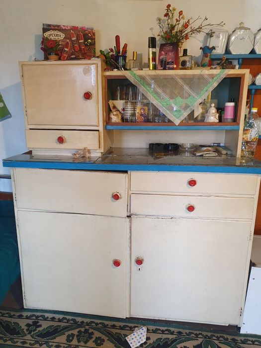 Старенен кухненски бюфет