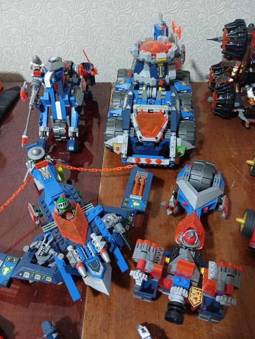 Продам два набора Лего