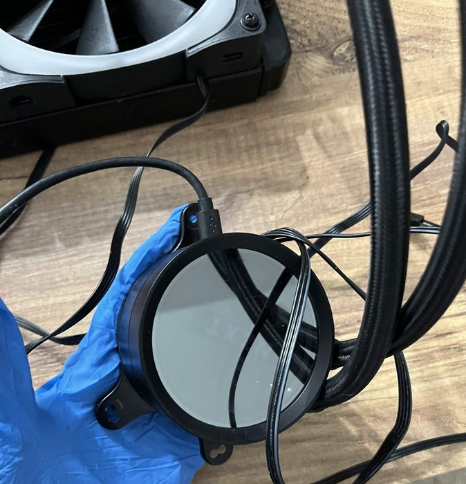 Cooler CPU NZXT Kraken X63 RGB

Coolerul este in stare buna, cu urme m