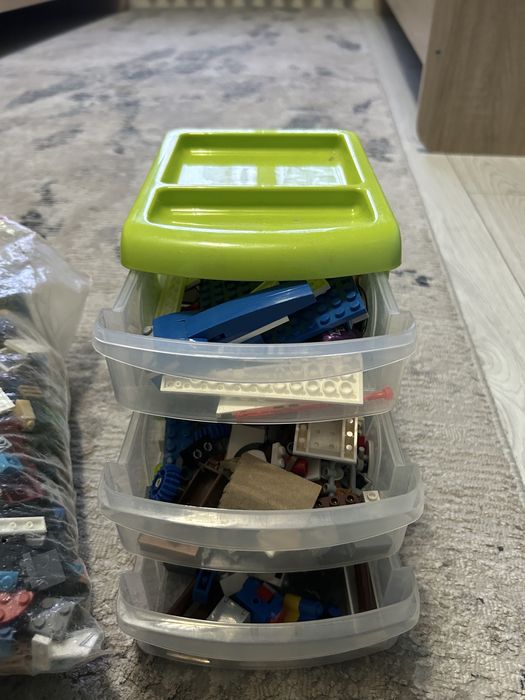 коробки с конструктором LEGO