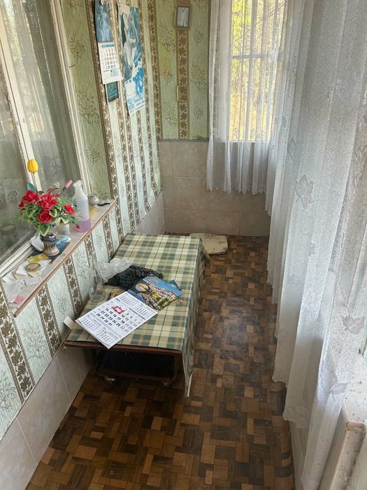 Продава с къща с 2дка двор