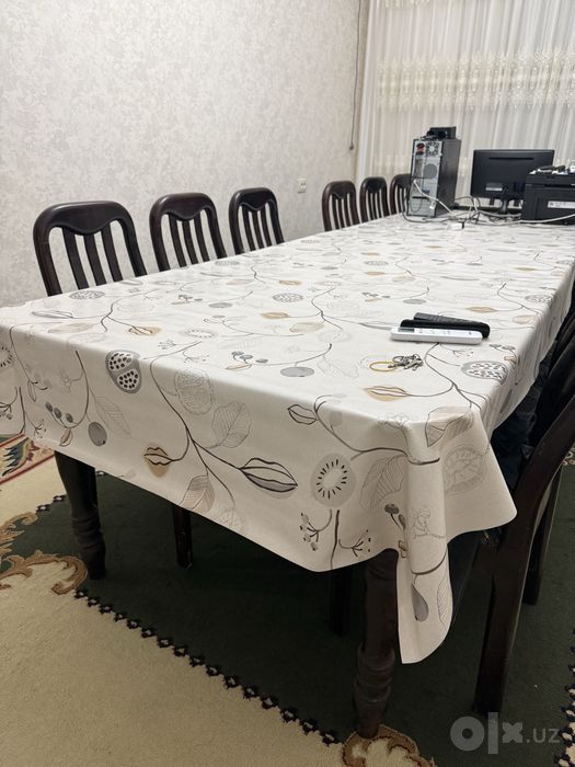 Стол и 12 стульев для гостинной