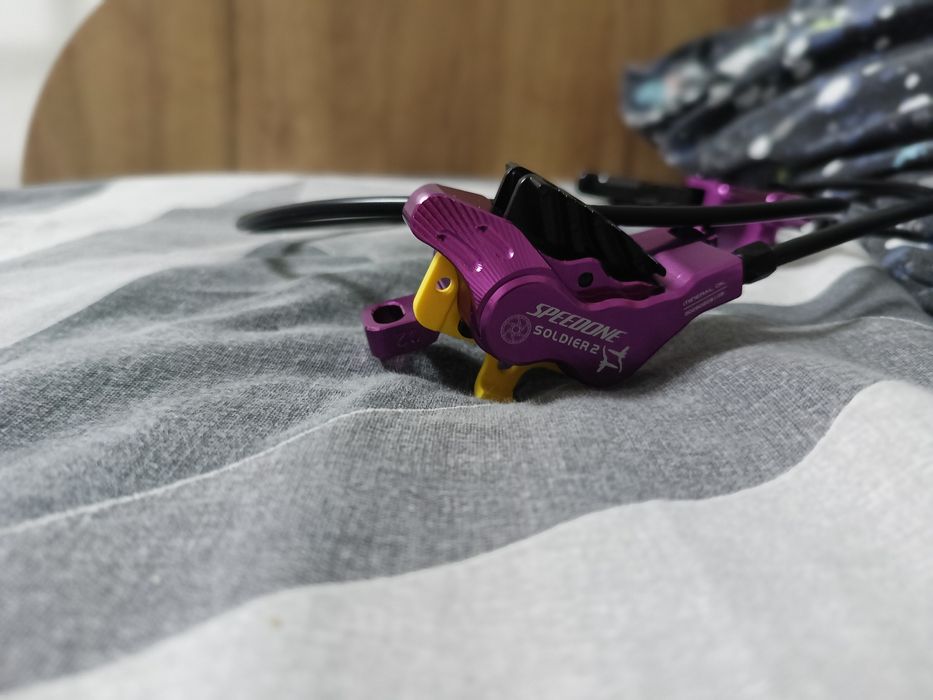 продам передний левый тормоз speedone