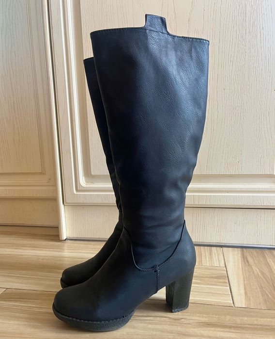 Дълги ботуши на ток