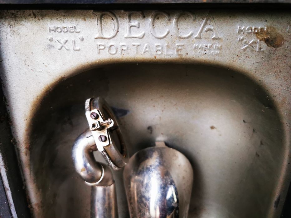 Античен грамофон с плочи