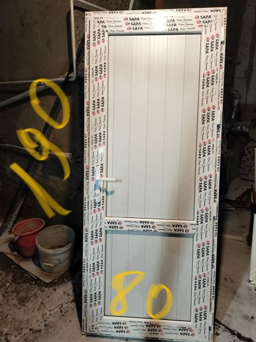 Пластиковые двери