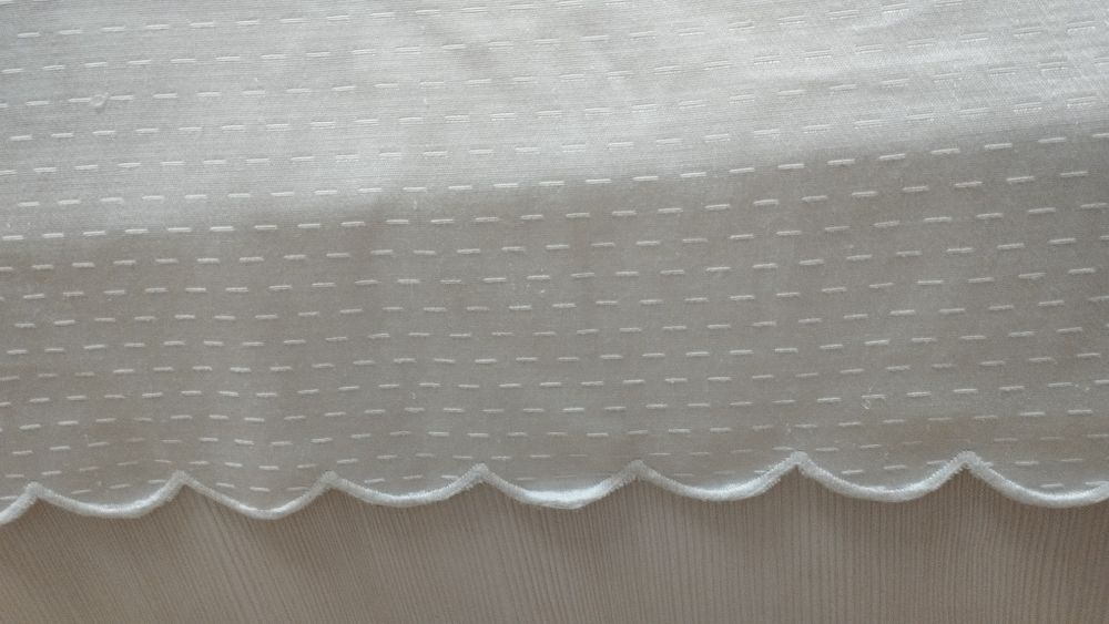 Fata de pat albă 2.40/2.50m/35 lei