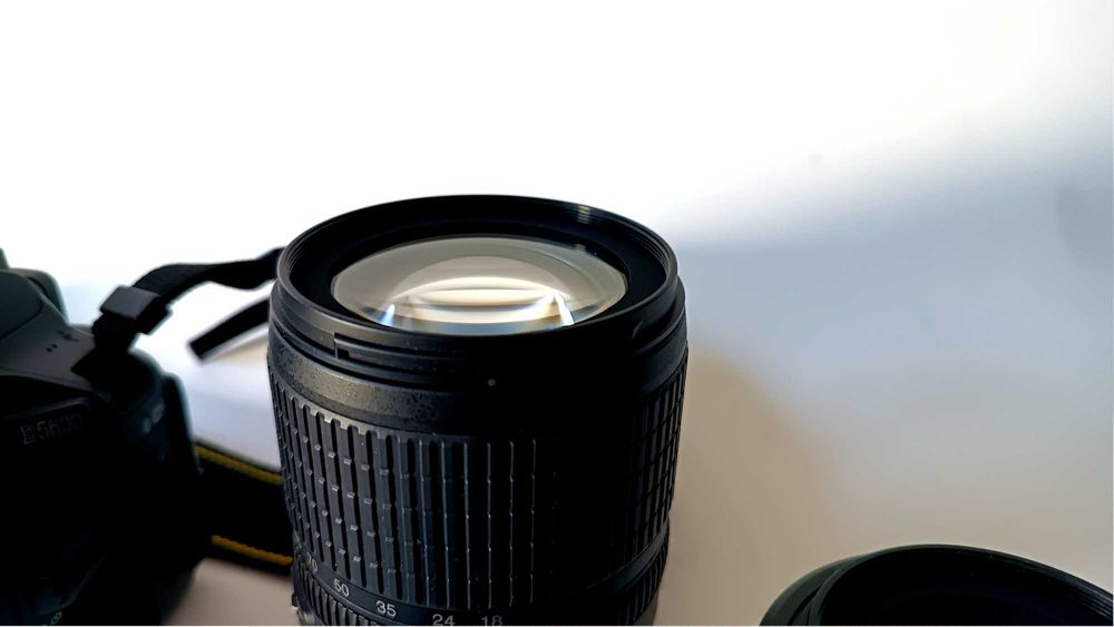 фотоапарат Nikon D5600 + обективи: Nikon 18-105mm VR,  Nikon 35mm