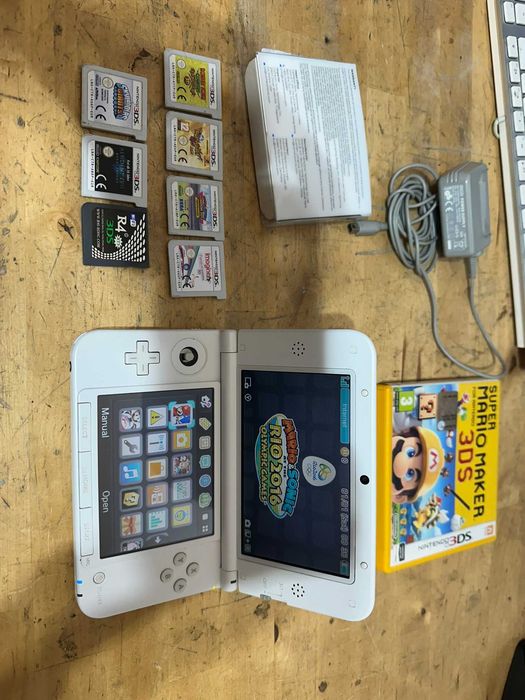 Nintendo 3ds xl de culoare alb mat mat fata spate lateral unghi inchis