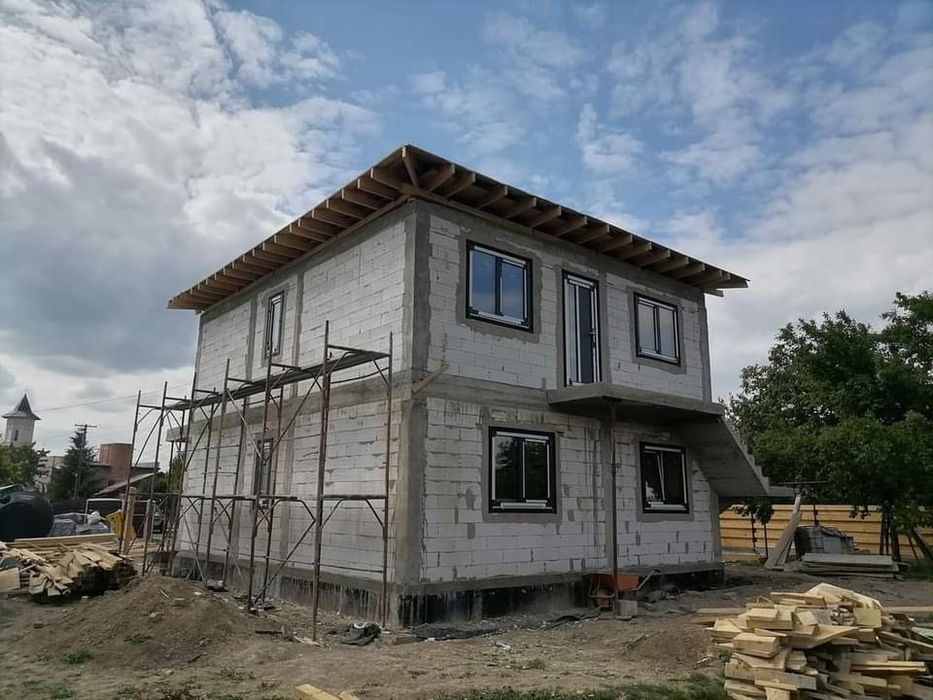 Echipa Executam / Construim Case la Rosu !