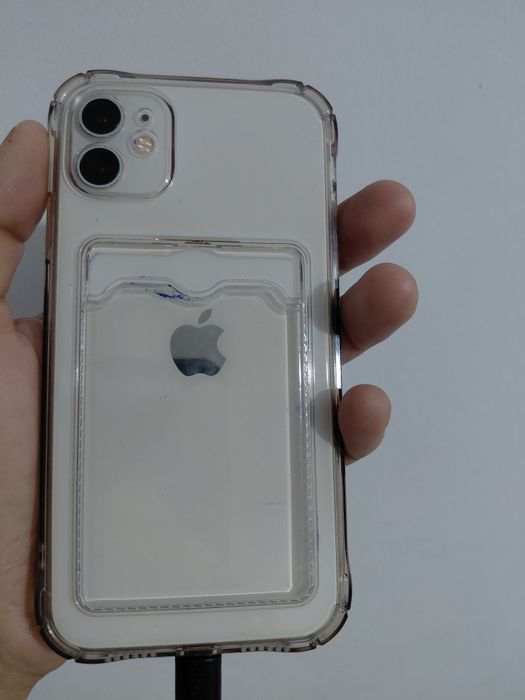 iPhone 11 белого цвета АКБ 76%