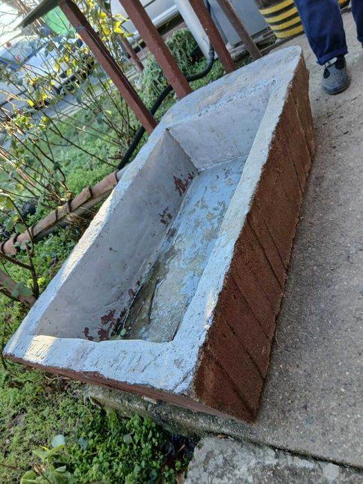 Продавам старо корито