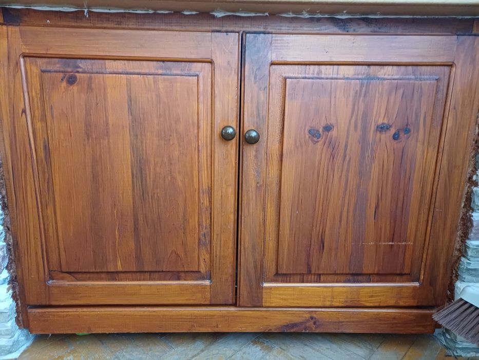 Вратички с рамка 2 бр. и малко  шкафче.