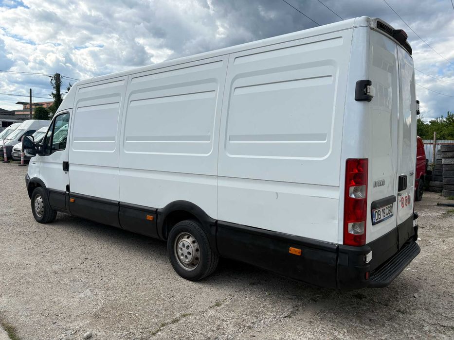 INCHIRIEZ duba RENT A Van IVECO DAILY 2.3 HPI 2010 LUNG 3 panouri 3,5 t Fara Sofer Categoria B
