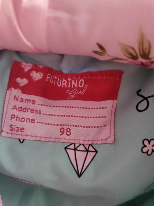 Продам весенние куртки,желетку