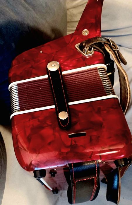 Vând acordeon Parrot cu 72 bași basi