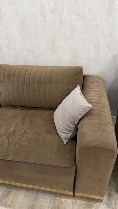 Хороший диван в зал