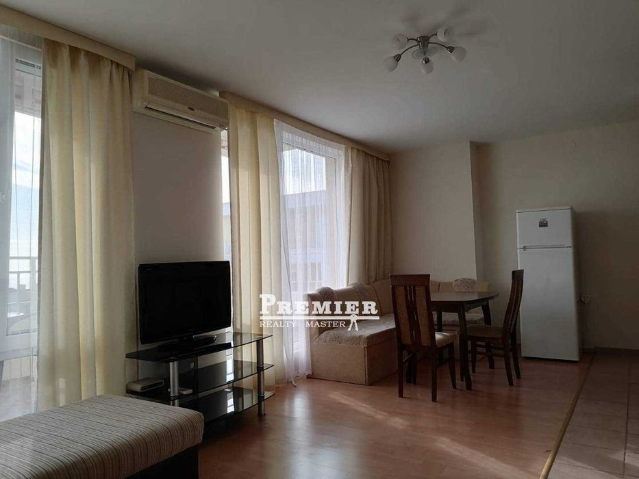 Предлагаме за продажба много просторен тристаен апартамент