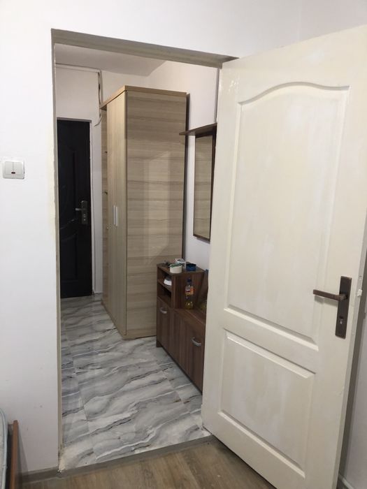 Vand garsiniera la parter cu balcon 27500€ navodari