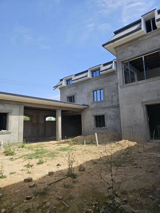 6 sotik 20*30 14 xona 2 etaj mansarda xam bor