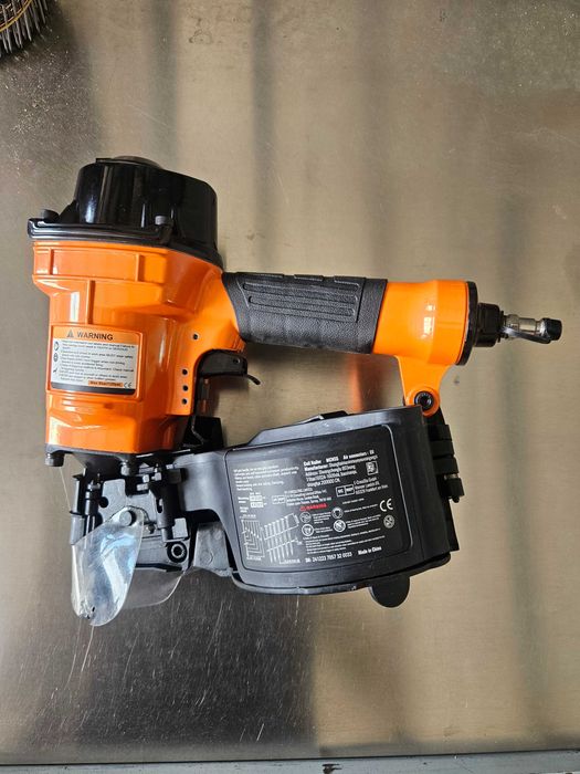 Пневматичен пистолет за ролкови пирони