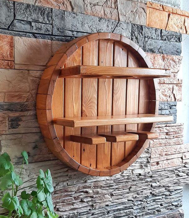 Винные полки из натурального дерева.