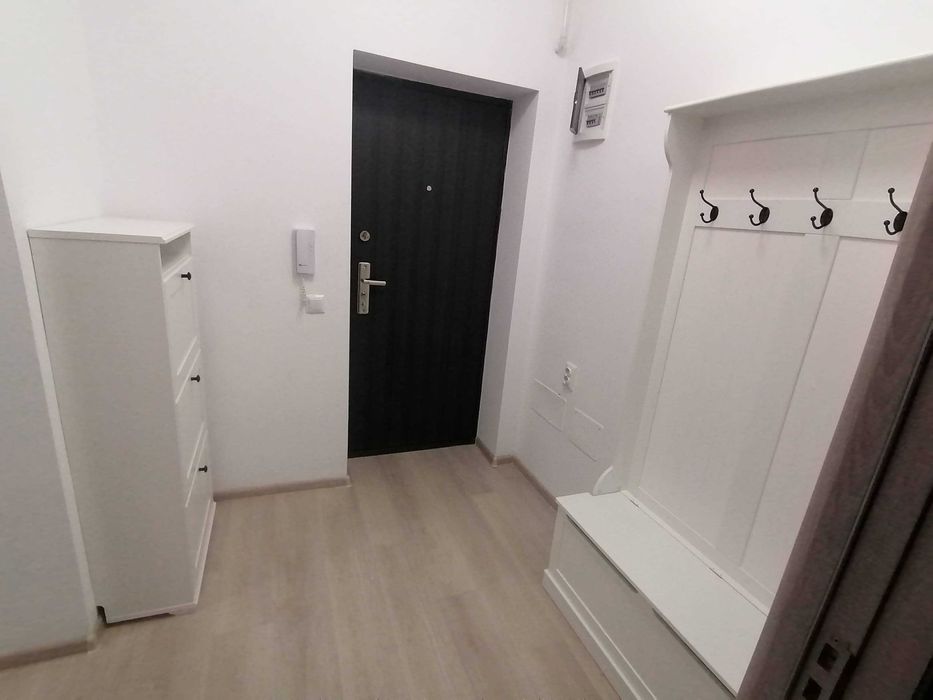 Inchiriez apartament 3 camere, decomandat, 2 bai, mobilat ,Bloc (2024)
