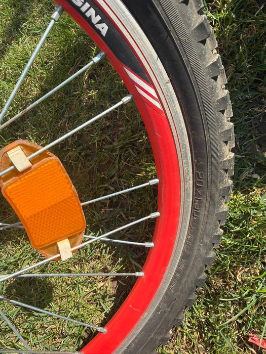 Vând bicicleta cu suspensie cu roti pe 20