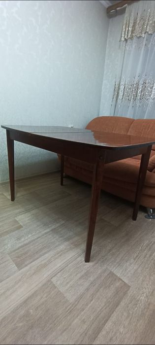 Стол обеденный деревянный