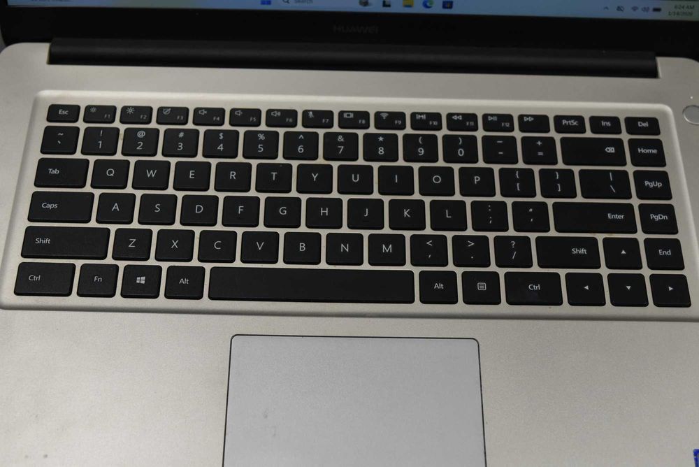 15.6 инча лаптоп Huawei I5 7200U 8 GB Nvidia SSD - батерия и зарядно