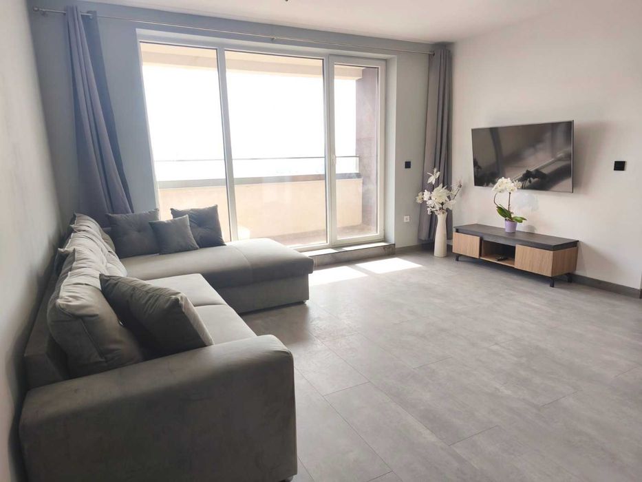 Двустаен, изцяло южен апартамент с панорамна гледка към езерото