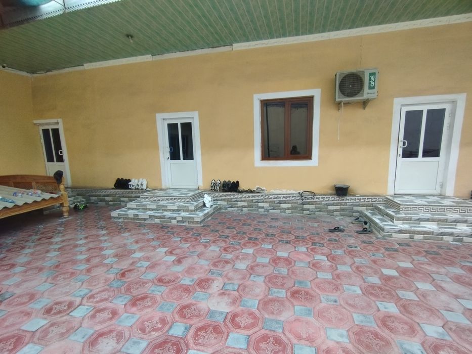 Uy sotiladi Sariosiyo Sentrdan