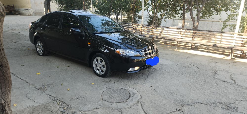 Jentra qora turgan moshina