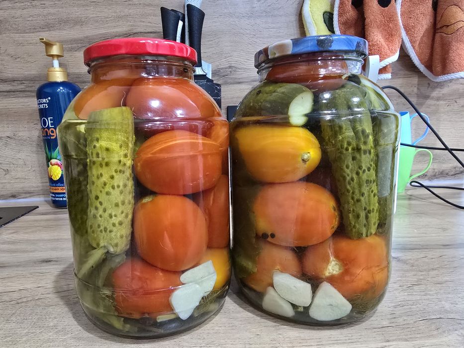 Огурчики солёные,помидоры