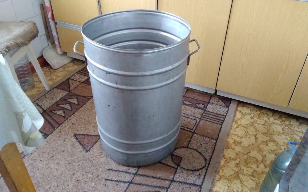 Продам бак с крышкой