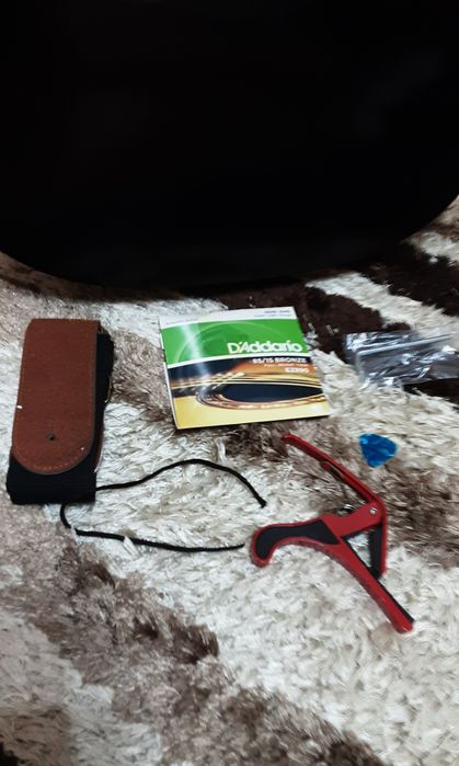 Гитара, чёрная с чихлом