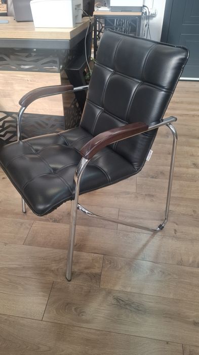 Vand 2 scaune pret 150 lei 1 buc