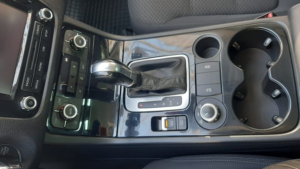 Vând Volkswagen Touareg