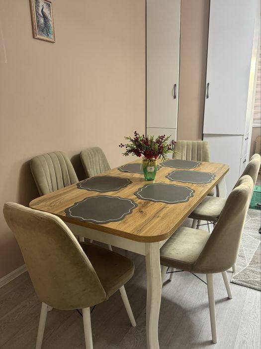 Продаётся стол и стулья в комплекте.