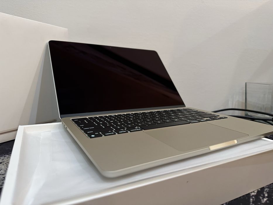 Macbook Air M2 8/256 starlight