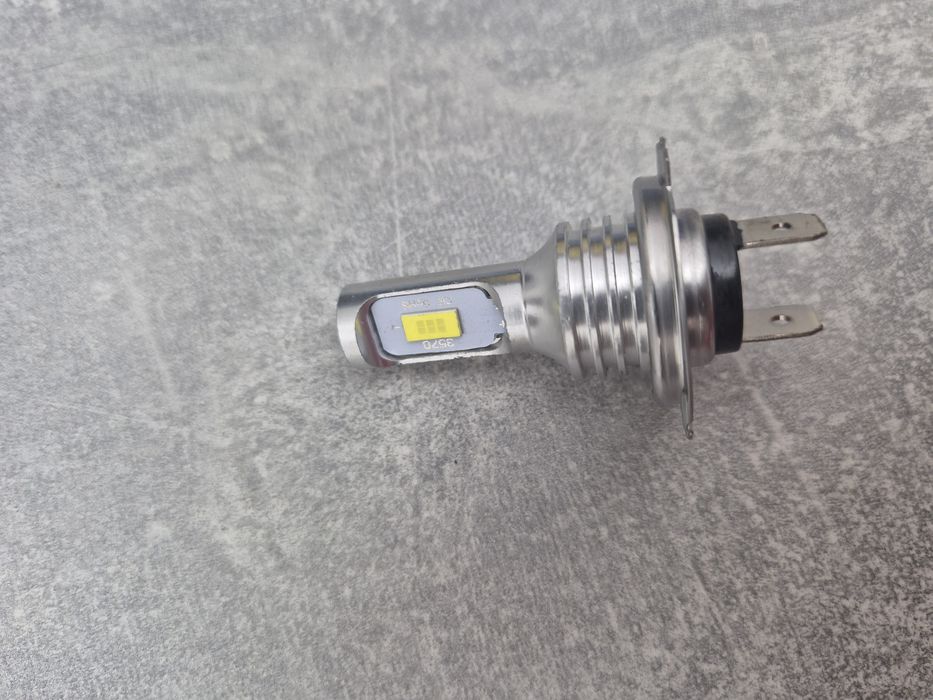 Продам две лампочки диодные