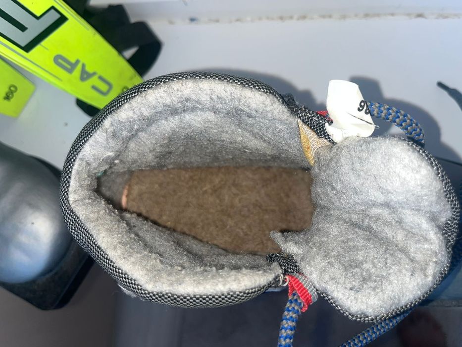 Лыжи с ботинками 36 го размера.