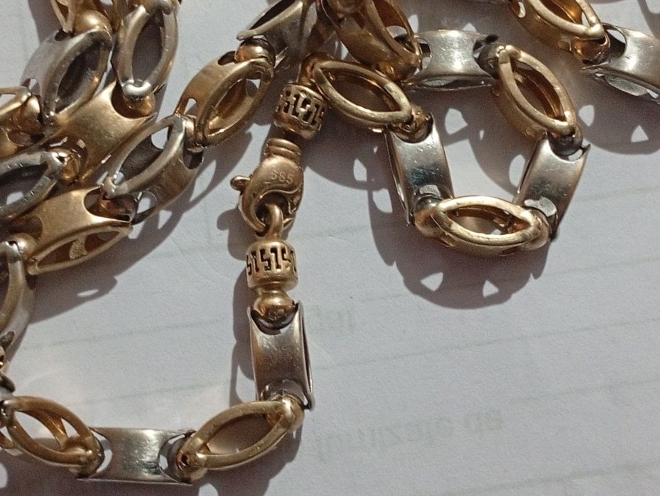 Vând lanț elegant bărbătesc din aur alb și galben