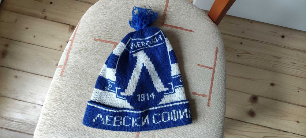 Зимна шапка на Левски