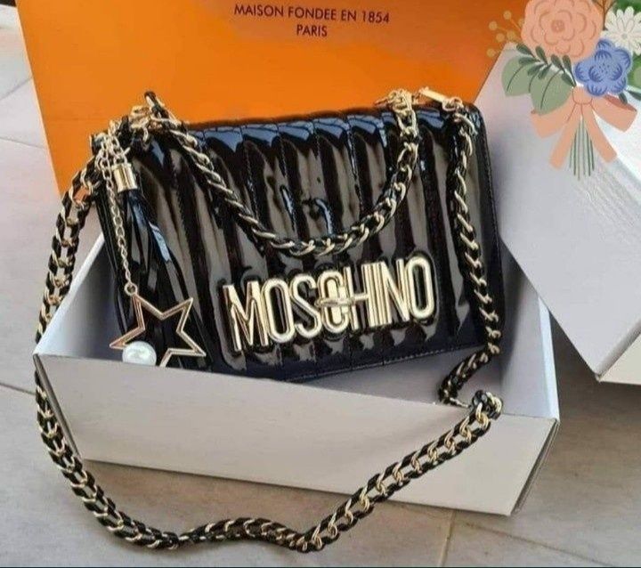 Genti Moschino, logo metalic auriu, saculet, etichetă