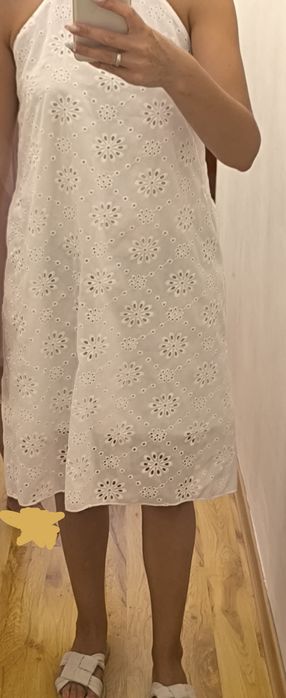 Бяла дантелена рокля