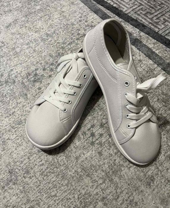 Нови бели гуменки с връзки-голям номер