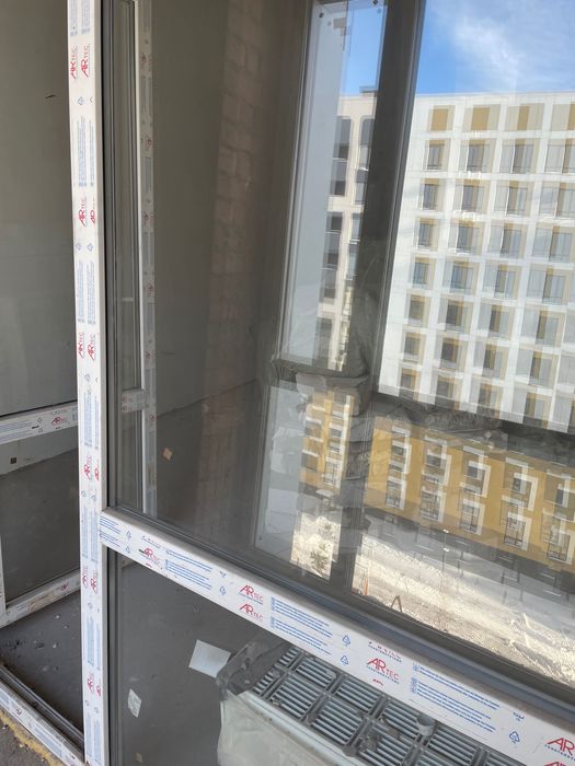 Оконная рама с дверью