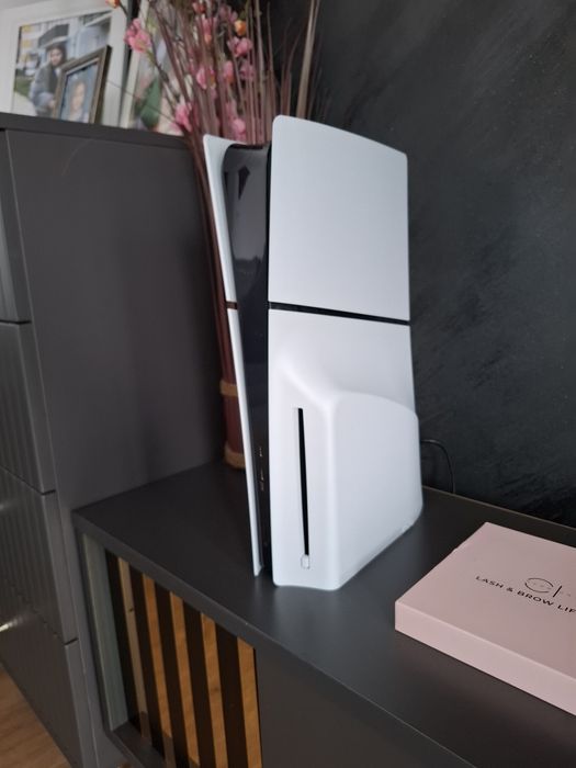 Playstation 5 slim 1tb disk version + FC 24 bonus