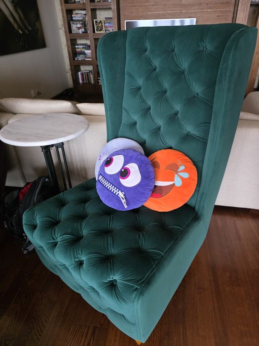 Fotolii mobexpert chesterfield si Leyla